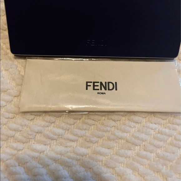 Authentic fendi sunglass case and cleaning cloth - Picture 4 of 5